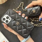 قاب موبایل آیفون شنل بالشتی جاکارتی + بند طلایی