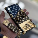 قاب موبایل آیفون لویی ویتون گلد بلک صندوقی فونتی + آویزست