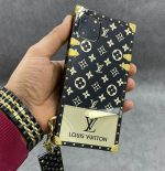 قاب موبایل آیفون لویی ویتون گلد بلک صندوقی فونتی + آویزست - تصویر 3