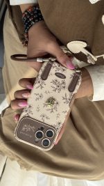 قاب موبایل آیفون گل ویکتورین استایل + بندست - تصویر 3