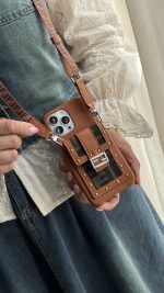 قاب موبایل آیفون فندی چرمی قفل فلزی جاکارتی + بندست بلند - تصویر 2