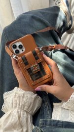 قاب موبایل آیفون فندی چرمی قفل فلزی جاکارتی + بندست بلند - تصویر 3