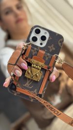 قاب موبایل ( آیفون ) ویلاک لویی ویتون جاکارتی + بندبلندست - تصویر 2