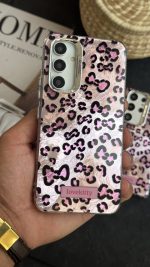 قاب موبایل ( آیفون - سامسونگ ) پلنگی صورتی پاپیون لاوکیتی - تصویر 2