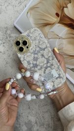 قاب موبایل ( آیفون ) گل مستر پیس سفید نقره ای + بندست مخملی