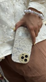 قاب موبایل ( آیفون ) گل مستر پیس سفید نقره ای + بندست مخملی - تصویر 2