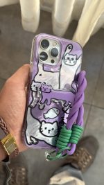 قاب موبایل آیفون گربه دراز سوسیسی بنفش پایه استندشو + بندست - تصویر 3