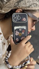 قاب موبایل آیفون گل رزا نرا جاکارتی دار + بندست اسکارف - تصویر 2