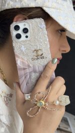 قاب موبایل آیفون شنل سابرینا + بندست کویین - تصویر 3