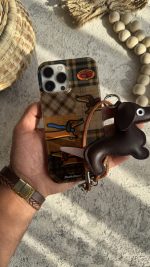 قاب موبایل ( آیفون ) سگ چرمی داکس هوند چهارخونه سه بعدی + بندست - تصویر 2
