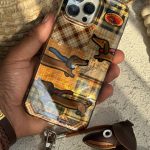 قاب موبایل ( آیفون ) سگ چرمی داکس هوند چهارخونه سه بعدی + بندست