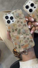 قاب موبایل آیفون خرگوش باغ جادویی + بندست مخملی - تصویر 3
