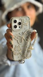 قاب موبایل ( آیفون - سامسونگ ) پروانه آموره نگین دار برجسته شاینی + بندست - تصویر 2