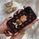 قاب موبایل آیفون آدمک برجسته لویی ویتون - تصویر 3