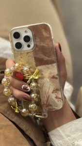 قاب موبایل آیفون براش پروانه طلایی + بندست پاپیون - تصویر 2