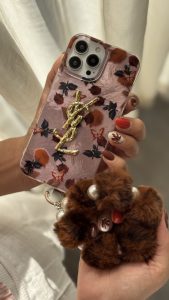 قاب موبایل آیفون سن لورن دم روباهی پروانه گل سرخ + بندست پشمی - تصویر 2