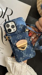 قاب موبایل آیفون لویی ویتون جین استایل جاکارتی دار + بندست