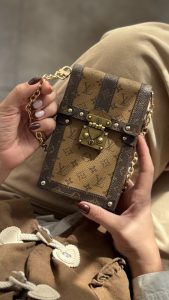 کیف فری سایز یک طرفه لویی ویتون صندوقی + بندزنجیری - تصویر 3