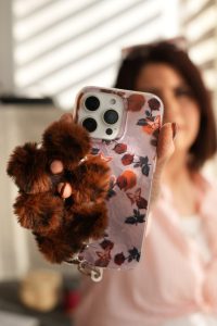 قاب موبایل آیفون دم روباهی پروانه گل سرخ + بندست پشمی - تصویر 3