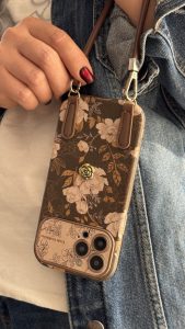 قاب موبایل آیفون گل فلاور کرم فندقی + بند چرمی ست - تصویر 3