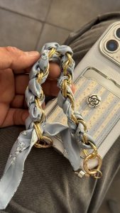 قاب موبایل آیفون اسکارف گل آبی مه آلود + بندست - تصویر 3