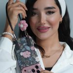 قاب موبایل آیفون بلوم کیس همراه با بند کوتاه گلدار و بند بلند