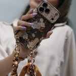قاب موبایل آیفون گل فلاور کرم فندقی + بند ست اسکارف زنجیری