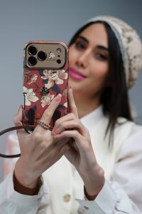 قاب موبایل آیفون فلورنس رز + بندست چرمی - Image 3
